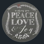Hand skrev Peace Kärlek Joy Chalkboard Helgdag Runt Klistermärke<br><div class="desc">Vår handskrivna kanal med helgdag-kuvert har vit typografi "peace kärlek & Joy",  som är satt på en populär bakgrund med söt hand plockade,  vita löv blommor är den perfekt som avslutar beröring för alla dina helgdag. Besök vår butik för att visa matchande fotokort.</div>