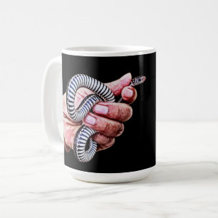 hand som håller baby orm reptilart kaffemugg