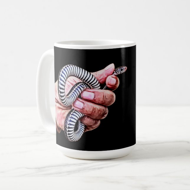 hand som håller baby orm reptilart kaffemugg (Framsida vänster)
