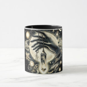 Hand som håller en kristall i månskenet mugg