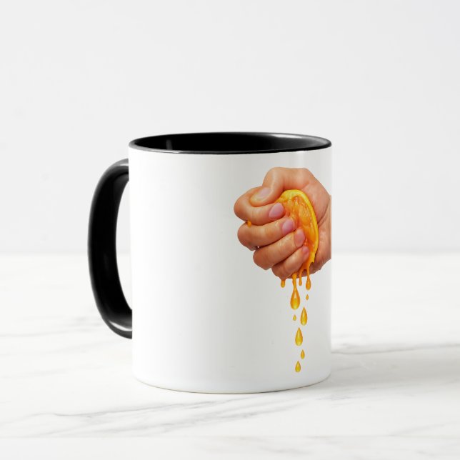 “Hand som pressar saftig apelsin – färsk citrus-mu Mugg (Framsida vänster)