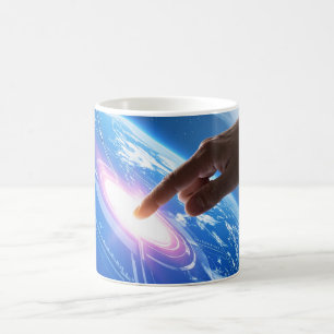 Hand som rör jorden kaffemugg