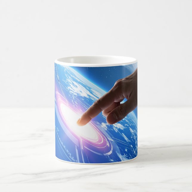 Hand som rör jorden kaffemugg (Center)