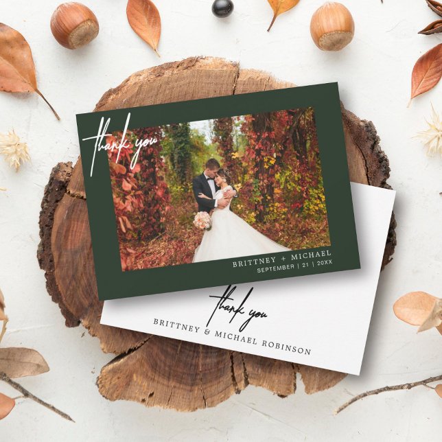 Handbevarad Grönt för modern fotoskog Tack Kort (Modern elegant wedding thank you card with a wedding photo on the front and simple hand written font)