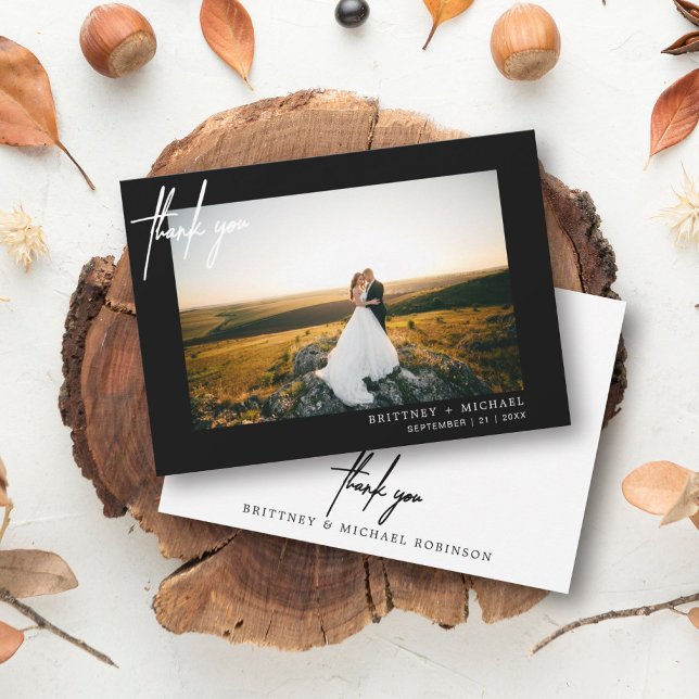 Handbevarad modern fotosvart Tack Kort (Modern elegant wedding thank you card with a wedding photo on the front and simple hand written font)