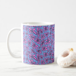 Handdragen rosa blommigt på kornblomsblått kaffemugg