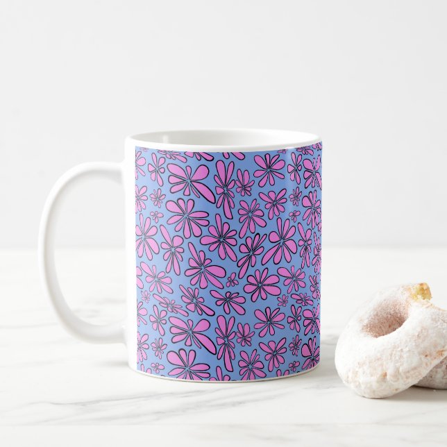 Handdragen rosa blommigt på kornblomsblått kaffemugg (Med munk)