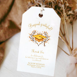 Handdragen Tack av guldfärgad studentmössa Presentetikett