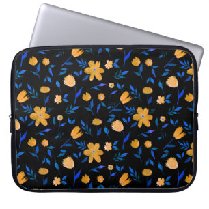Handdragna vattenfärgblommor och löv mönster. laptop fodral
