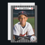 Handelskort Baseball Födelsedagsfest inbjudan<br><div class="desc">Anpassa dessa söta baseballfödelsedagsinbjudningar med spelarens favoritfoto. Basbollkortsdesignen har en bakgrund i streck och har röda stjärnor och en baseboll med MVP-åldern på födelsedagen. All text kan ändras för att passa dina behov.</div>