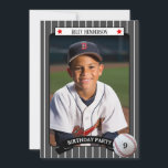 Handelskort Baseball Födelsedagsfest inbjudan<br><div class="desc">Anpassa dessa söta baseballfödelsedagsinbjudningar med spelarens favoritfoto. Basbollkortsdesignen har en bakgrund i streck och har röda stjärnor och en baseboll med MVP-åldern på födelsedagen. All text kan ändras för att passa dina behov.</div>