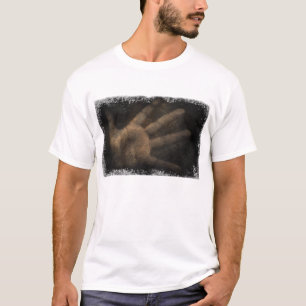 Handen från nedan t-shirt