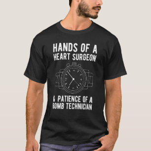 Händer av en hjärtoperatör för vakttekniker 1 t shirt
