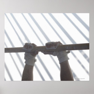 Händer av en male gymnast som griper en vågrät poster