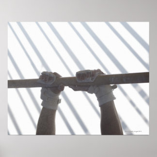Händer av handgymnast som griper ett vågrät poster