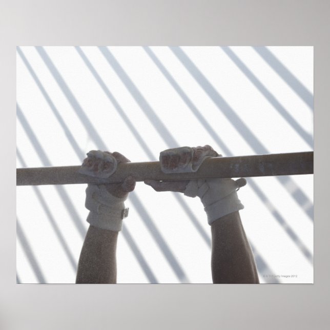 Händer av handgymnast som griper ett vågrät poster (Framsidan)