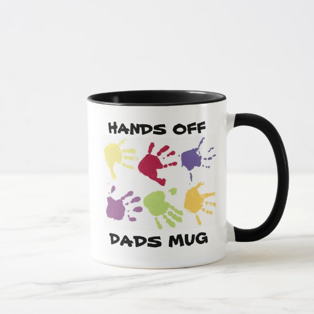 händer av papporkaffemuggen mugg (Höger)