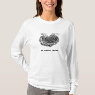 Händer av servicekvinna utslagsplatsen för tee shirt