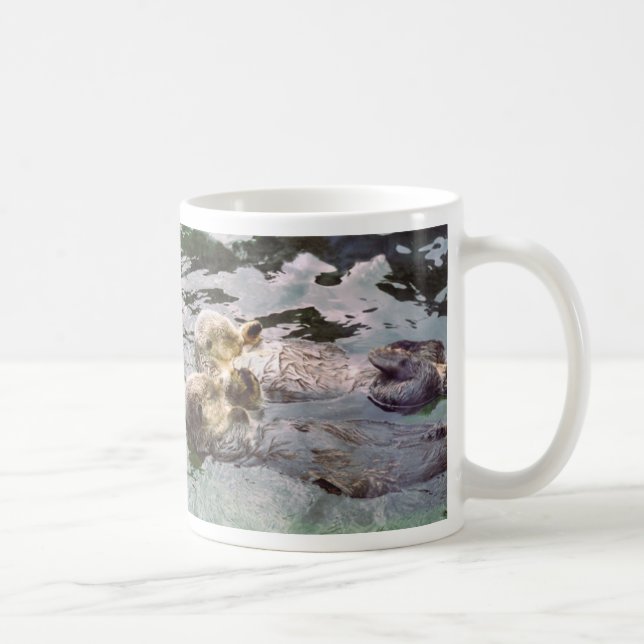 Händer för havsutterinnehav kaffemugg (Höger)