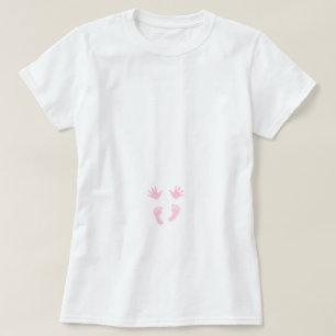Händer för nyfödd bebisflickarosor och fot t shirt