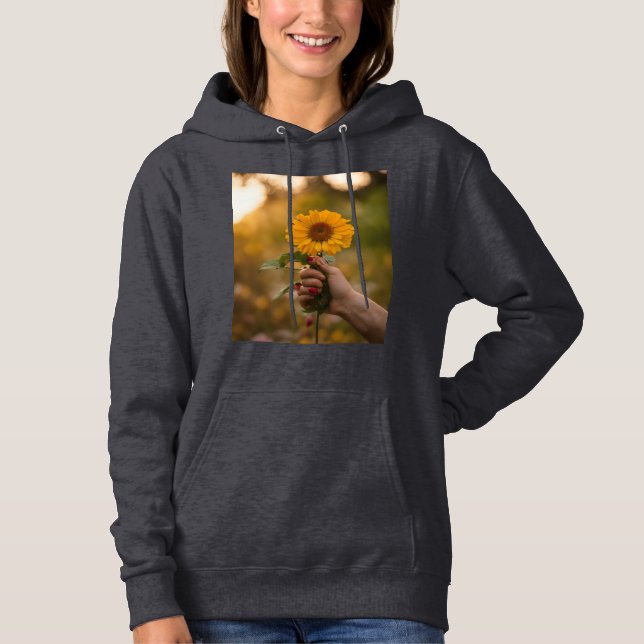 Händer Hållande av en blomma kvinnokroppar T Shirt (Framsida)