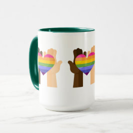Händer Holding Rainbow Heart Mugg