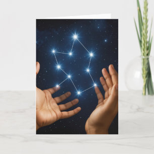 Händer Holding Star Constellation från födelsedage Kort
