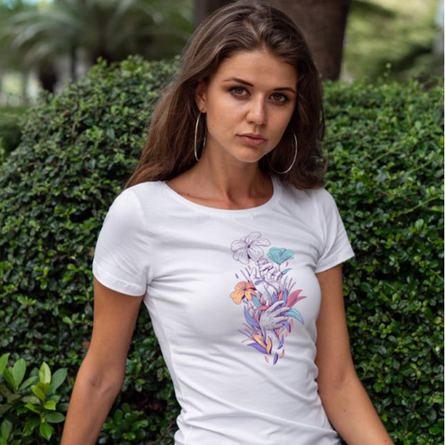 Händer med blommor och Löv T Shirt (Skapare uppladdad)