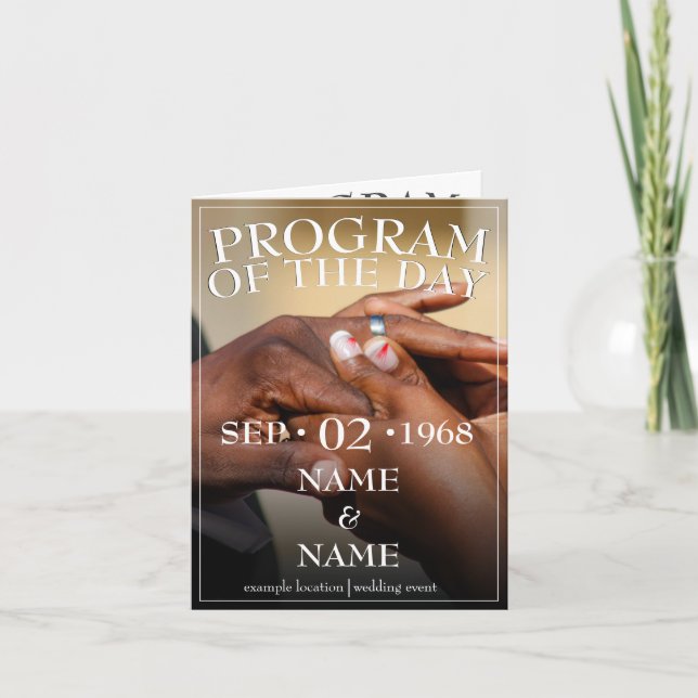Händer med ett bröllop-par med ring kort (Framsida)