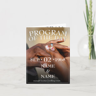 Händer med ett bröllop-par med ring kort
