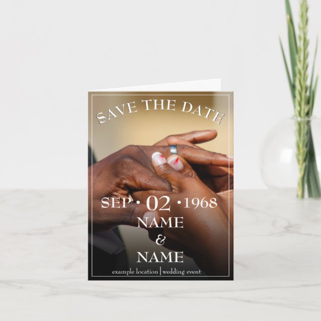 Händer med ett bröllop-par med ring meddelande (Framsida)