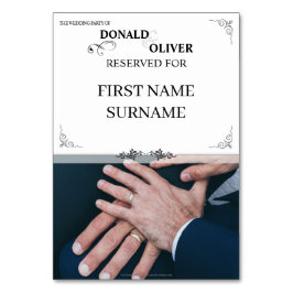 Händer med ett Gay Bröllop par med Ringar Bordsnummer