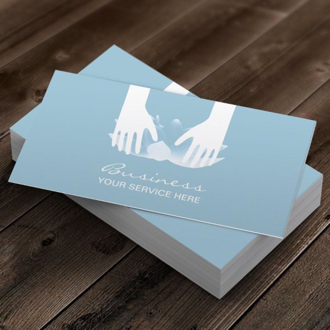 Händer och blå lotus blomma vid behandling av mass visitkort (Skapare uppladdad)