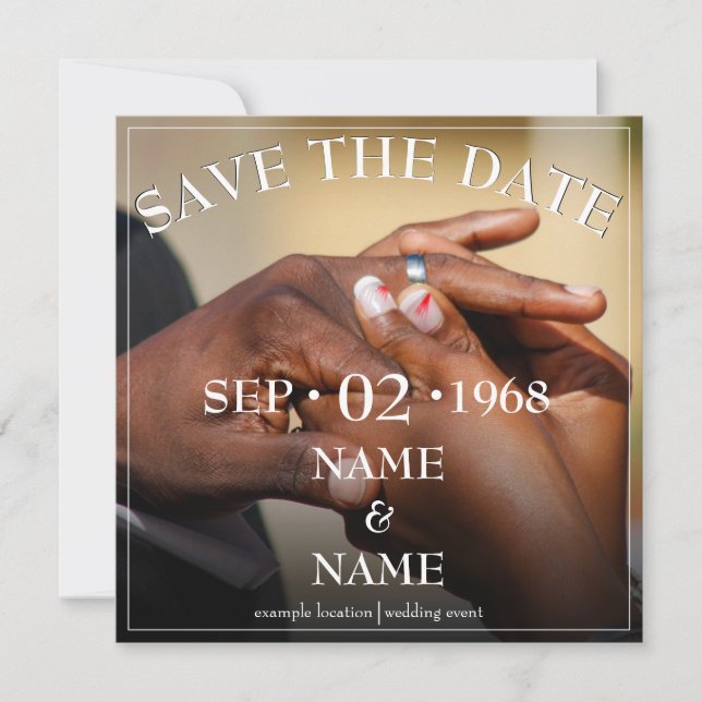 Händer på en färgad bröllop-nålstick på ring (Framsida)