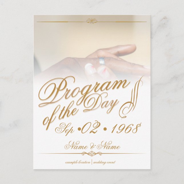 Händer på en färgad bröllop-nålstick på ring guld meddelande vykort (Framsida)