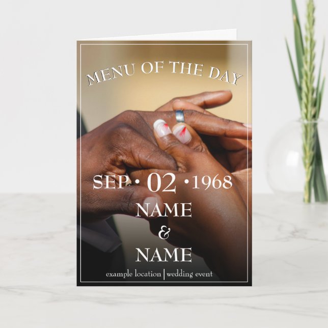 Händer på en färgad bröllop-nålstick på ring kort (Framsida)