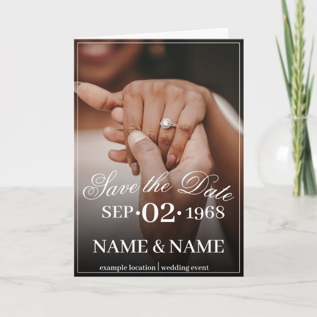 Händer på ett färgat brudpar med ring meddelande (Framsida)