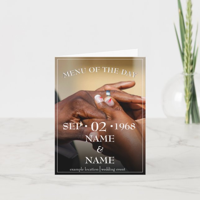 Händer på ett färgat brudpar som fäster ring meddelande (Framsida)