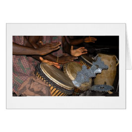 Händer trummar hjärtor till guden hälsningskort