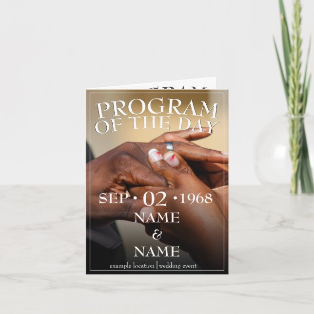 Händerna på ett bröllopspar med en ring meddelande (Framsida)