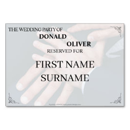 Händerna på ett homosexuellt brudpar med ringar bordsnummer