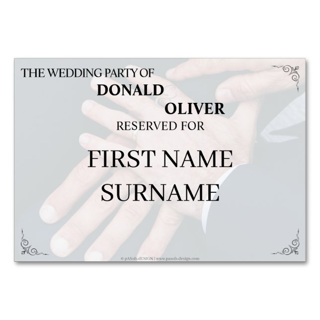 Händerna på ett homosexuellt brudpar med ringar bordsnummer (Framsidan)