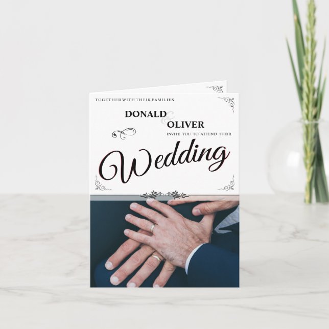 Händerna på ett homosexuellt brudpar med ringar meddelande (Framsida)