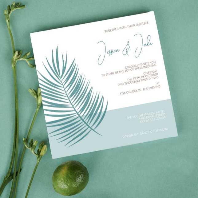 Handflatan Aqua - Söt Kustmodern Bröllop Inbjudningar (Aqua palms blue wedding invitation on green background)