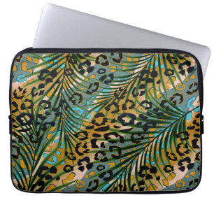Handflatan lämnar på en leopard bakgrund. laptop fodral