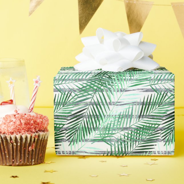 Handflatan löv på en strimlad svart och vit botten presentpapper (Födelsedagsfest)