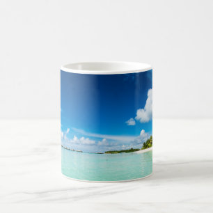 Handflatan strand vid djupt blå himmel aquamarine kaffemugg