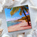 Handflatan Träd Hawaii Vintage Photo on Beach Time Kakelplatta<br><div class="desc">"På strandtid." Spola tillbaka till minnen av lata, tropiska stranddagar varje gång du användor den här Hawaii-semestern, retro, vintage-utseende, en plågad keramisk bricka i en ensam handflatan-träd på en sandig, halvmånig strand med tydlig turkos blå himmel och vatten. 2 storlekar att välja mellan: 4, 25-tums kvadrat eller 6-tums fyrkant. Gör...</div>