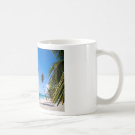 Handflatan träd på stranden vid Isla Saona Kaffemugg