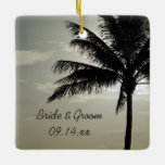Handflatan Träd Silhouette Beach Wedding Square Julgransprydnad Keramik<br><div class="desc">Minneshögtidlighålla ett öresbröllop när du personifierar det naturliga Beach bröllopstorget i Handflatan med namn på bruden och brudgummen och deras ceremoniedag i giftermål. I tropiken är anpassningsbar av bröllop-utsmyckningen vid kusten ett naturfotografi av ett silhuetterat handflatan träd vid havets kusten i tropikarna.</div>